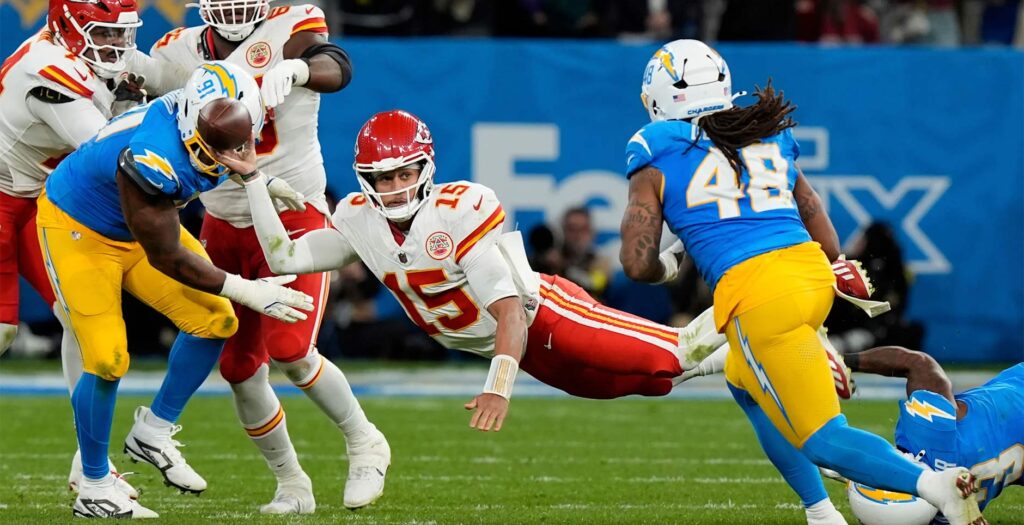 The current image has no alternative text. The file name is: Mahomes-Chargers.jpg