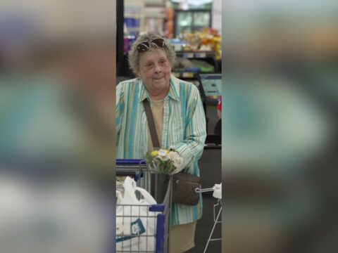 Stranger Secretly Pays for Elderly Woman’s Groceries at Supermarket Checkout: ‘Are You Doing a Free Grocery Day?’